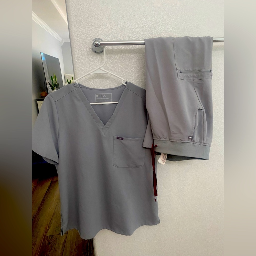FIGS Zamora jogger set in CEMENT,size large